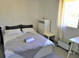 Private Room in a Shared House-Close to City & ANU-4, hotel em Camberra