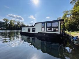 Hausboot Charlottenburg, ботель в городе Цойтен