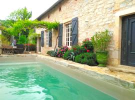 Magnifique villa en pierres au cœur de Saint Antonin Noble Val - Piscine privée - Cheminée intérieure - 10 personnes、サン・タントナンの別荘