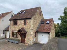 Sweet Modern Country Cottage with Garden, feriehus i Frome