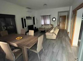 Spacious House 3 Rooms, cheap hotel in Barreiro