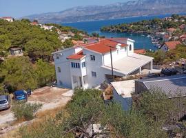 Apartments with parking space Splitska, Brac - 21974, хотел в Сплитска
