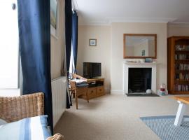 Elegant 2 bed in the heart of Falmouth - sleeps 4, hotel in Falmouth