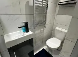 Serviced Ensuite Double Room - Near Greenwich Park - The O2 Arena - Nearby Transport Links to Central London - New Cross Station - Lewisham SE14