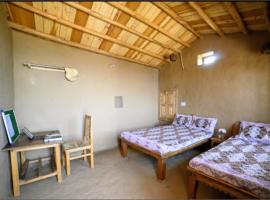 Chalo Daanda Forest Farm, Chamba, hotel with parking in Chamba