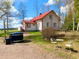 Villa Ullakko - vuokramummola, ihana talo maalla, cheap hotel in Lapinjärvi