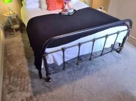 Jasper's a cosy comfortable 4 bedroom house in Meir close to Trentham Gardens