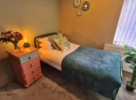 Jasper's by Spires a cosy comfortable 4 bedroom house close to Trentham Gardens