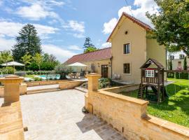 Guardian house of Château Monteil with heated pool and jacuzzi, hotel a Calviac