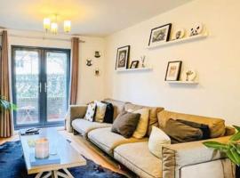 Large Two Bed Maisonette next to Station, hotel em Brentwood