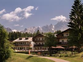 Rosapetra SPA Resort - Small Luxury Hotels of the World: Cortina dʼAmpezzo şehrinde bir otel