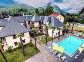 Appartement du Chamois Roux, dans résidence de tourisme 3 étoiles, hotel dengan kolam renang di Lourdes