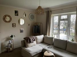 Single room in shared flat Valley Hill, Loughton, sted med privat overnatting i Loughton