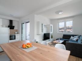 CROWONDER Luxury Pag New Apartments with Seaview、パグのホテル