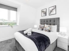 Stylish 2 Bedroom Apartment - Balcony - Secure Parking - Top Rated - 5MC
