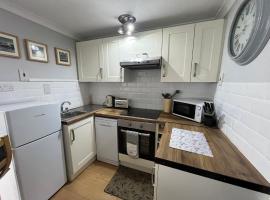 194, Belle Aire, Hemsby - Two bed recently renovated chalet, sleeps 4, pet friendly, free Wi-Fi, close to beach, hotel in Hemsby
