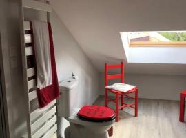 Chambre et salle d'eau privées dans maison de ville, hotel em La Roche-sur-Yon