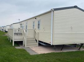 2 Bed Caravan For Hire at Golden Sands in Rhyl，拉爾的飯店