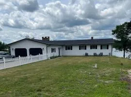 5BR Lakefront Getaway with hot tub