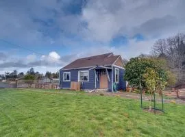 Blackberry Cottage with Yard Near Westport and Beach