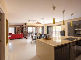 Stylish 2BR House for a Memorable Stay Stretton, villa í Algester