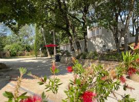 Maison en pleine nature -Domaine des mille pierres – hotel w mieście Laudun