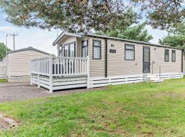 2 Bed 6 Berth Lodge in Shorefield Oakdene Dorset, hotel di Ferndown