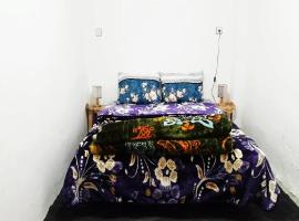 1A private room in a shared house for surfers, hotel in Safi