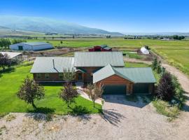 Splendor Valley Farms: Huge Log Cabin w/ Game Room, vacation home in Kamas
