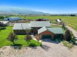 Splendor Valley Farms: Huge Log Cabin w/ Game Room