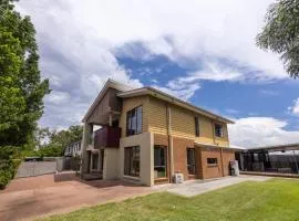 Stylish 6BR Family friendly House Stretton