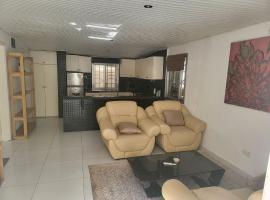 프리타운에 위치한 호텔 Cozy 2 Bedroom Bungalow.