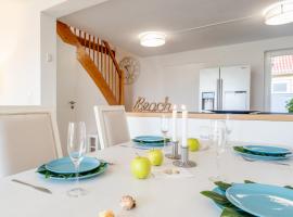 Strand und Ferienhaus ,,INGER'' mit Terrasse, holiday home in Rappin
