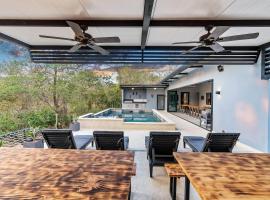 Brand-New 6BD Giant with Private Pool by SPCR, hotel din Potrero