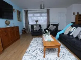 Beautiful 4-Bed House in Erith