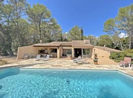 Villa San Michele - 70's experience with pool in Provence, hotel v mestu Salernes