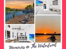 Tiny Home on Waterfront, Bay Views, Deck, Pool, domek nebo chatka v destinaci Jewfish
