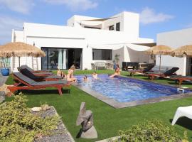 Villa Koa - Riders Surf n Bike, Cama e café (B&B) em Roque