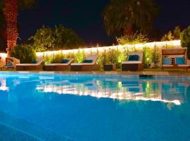Luxury home near Palm Springs, large backyard and pool, mökki kohteessa Cathedral City