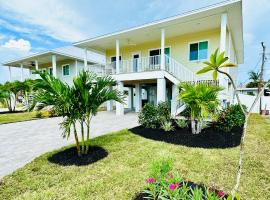 Sunshine retreat Elevated New Build walkable to everything including BEACH, fjölskylduhótel í Fort Myers Beach