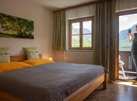 Apartment 148 with panoramic view of Lake Hallstatt, hotelli Hallstattissa