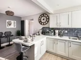 Luxury House 4 ensuite bedrooms, free parking ,wifi