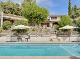 Tranquil 5-Bedroom Stone Villa with Private Pool, semesterhus i Callas