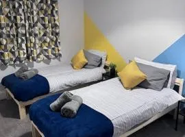Salisbury - New 3br home, wifi, parking, sleeps 6, near Liverpool city centre