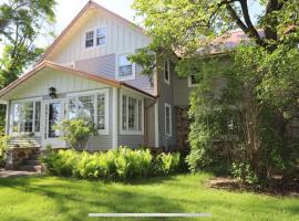 Large Farmhouse near RA, Kohler and Golf. Exclusive amenities and room for all!, hotel en Plymouth