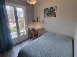Studio T1 paisible dans villa avec bassin naturel, מלון זול בSaint-Pierre-de-Lages