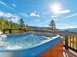 St Mary's Glacier Retreat w Hot Tub & Views, отель в городе Айдахо-Спрингс