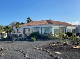 Llanos de la Cueva, hotel in La Oliva