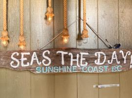 PRIVATE HOUSE and private HOT TUB Seas The Day Pets BBQ Beaches Artists Studio Lower Gibsons The Bay, levný hotel v destinaci Gibsons