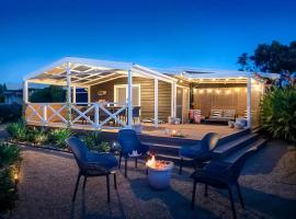 Couples Retreat with Ocean View, hotel v destinaci Sunset Strip